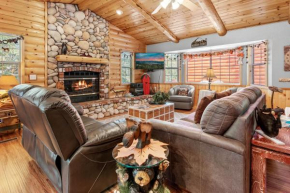 Oaktree House - Beautiful log style Moonridge home surrounded by pines and oak trees with Hot Tub!